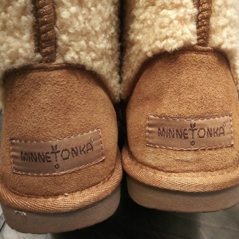 NWOT:MINNETONKA  Boot - Picture 5 of 8